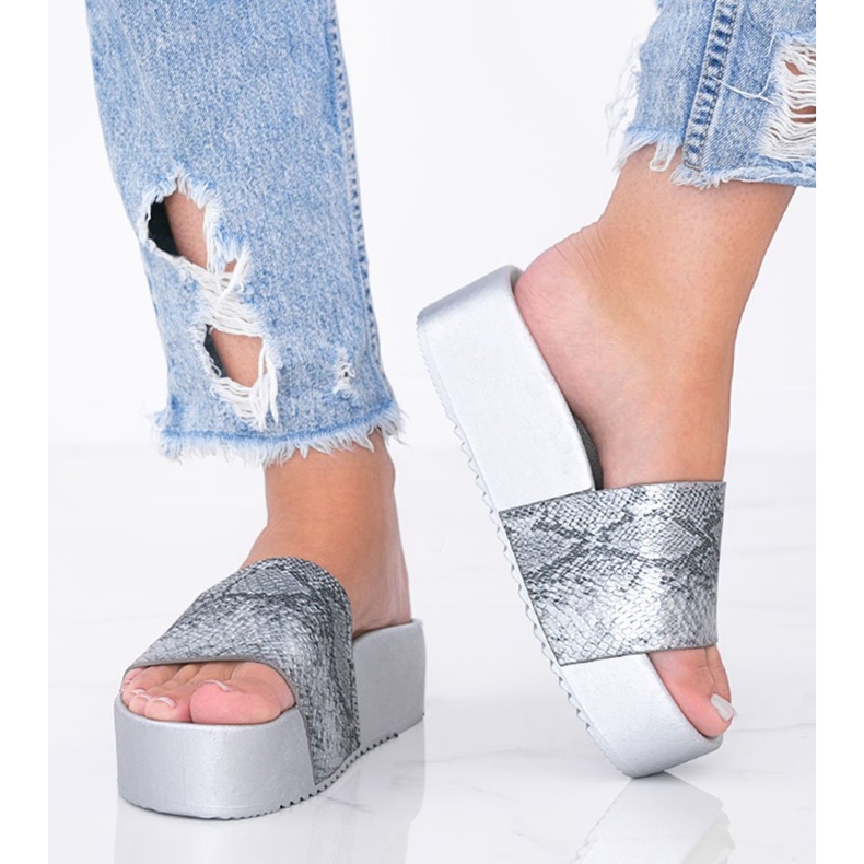 Harmaat tossut paksulla pohjalla Crystan käärmeen ihonkuviossa 1