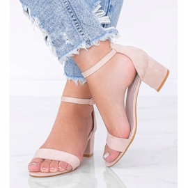 Beige sandaalit matalalla pylväällä Kosketuksesi 1