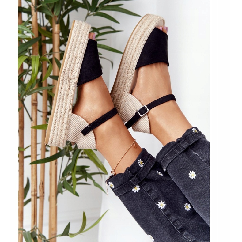 Mustat Megara -sandaalit punotulla alustalla beige 1