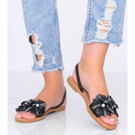 Tristanin mustat sandaalit, joissa on varvastossut 1