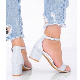 Hopeiset kiiltävät sandaalit matalalla Malabo -pylväällä hopea 1