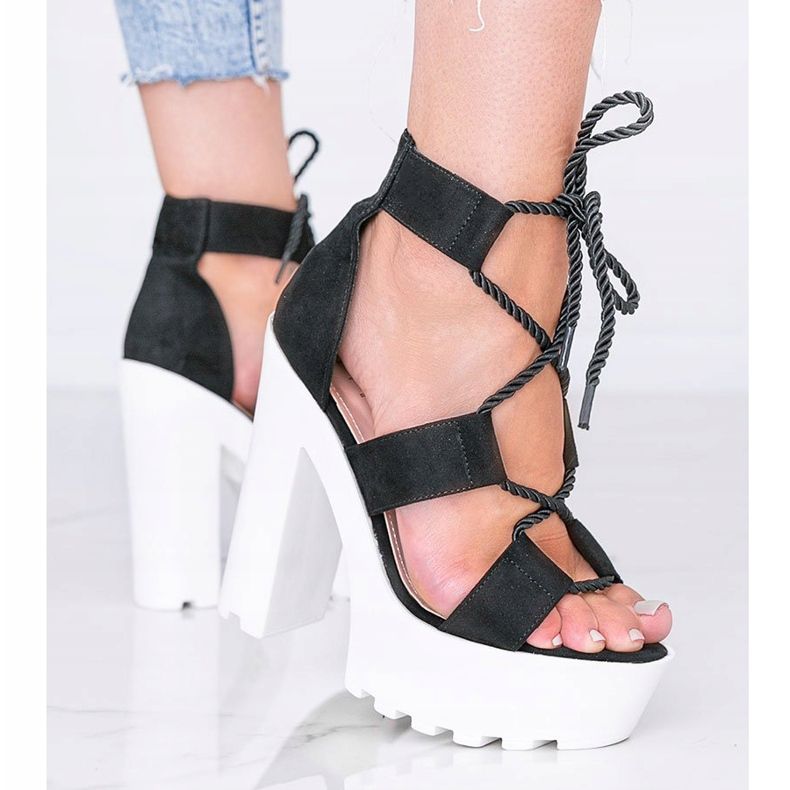 Mustat sandaalit paksulla Hera -alustalla 1