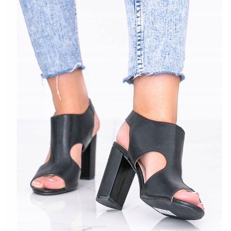 Mustat sandaalit Gally -postissa 1