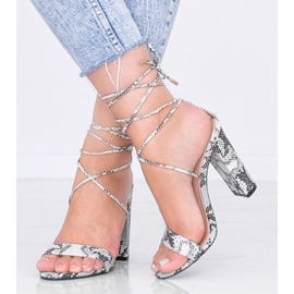 Mustat Veni -käärmeen ihoon sidotut sandaalit valkoinen 1