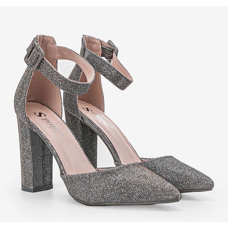 Harmaat kiiltävät pumput Milan postauksessa 1