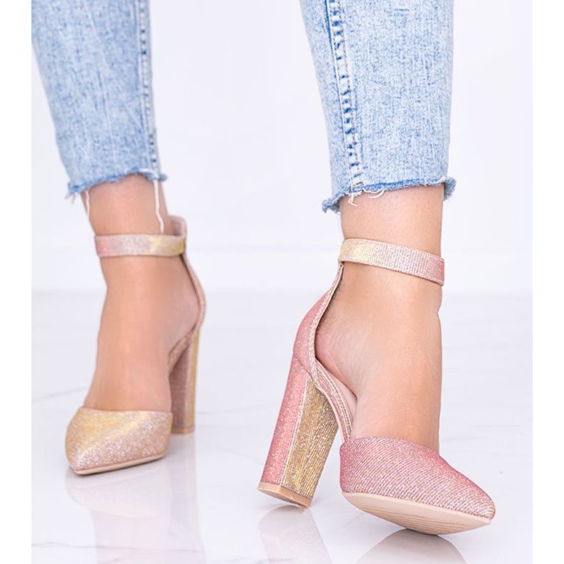 Vaaleanpunaiset kiiltävät pumput Milan postauksessa vaaleanpunainen kultainen 1