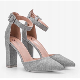 Kiiltävät hopeapumput Milan postauksessa 1