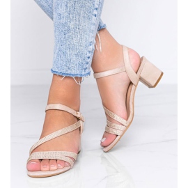 Beige sandaalit pylväässä, jossa on Hydra -kuutio zirkonia 1