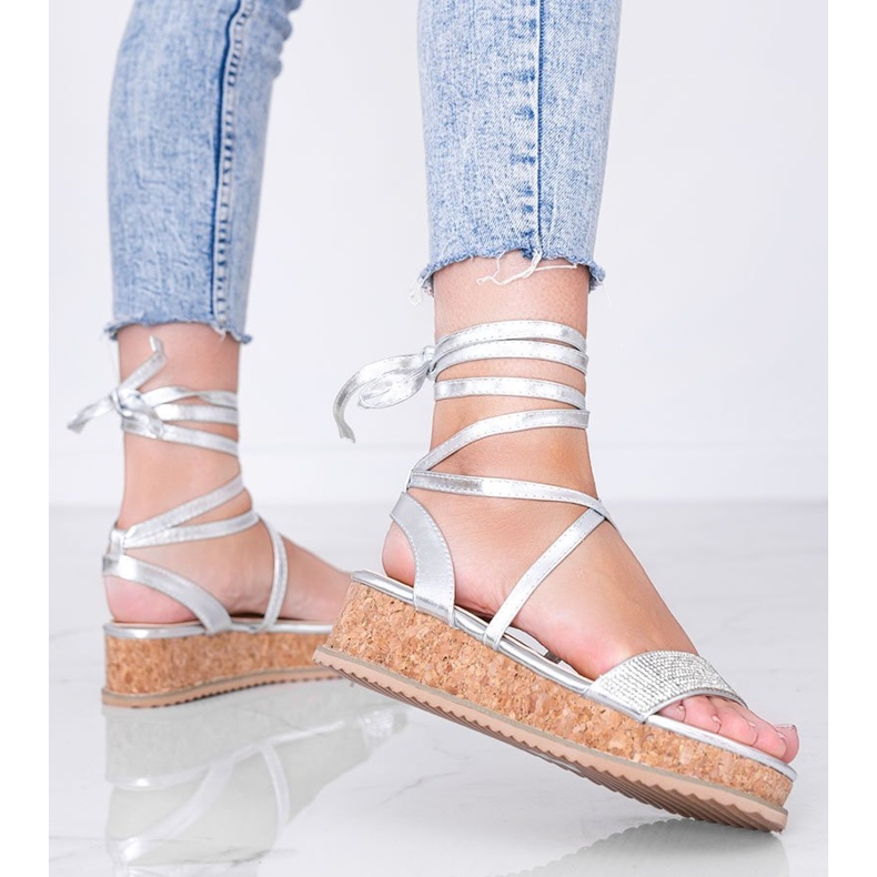 Hopeasandaalit sidottu zirkonilla Ves 1