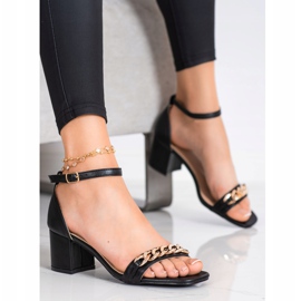 SHELOVET Sandaalit koristeellisella ketjulla musta 1