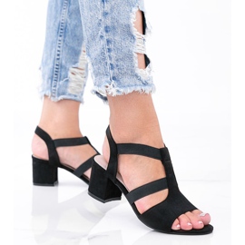 Mustat sandaalit matalassa Forte -pylväässä 1