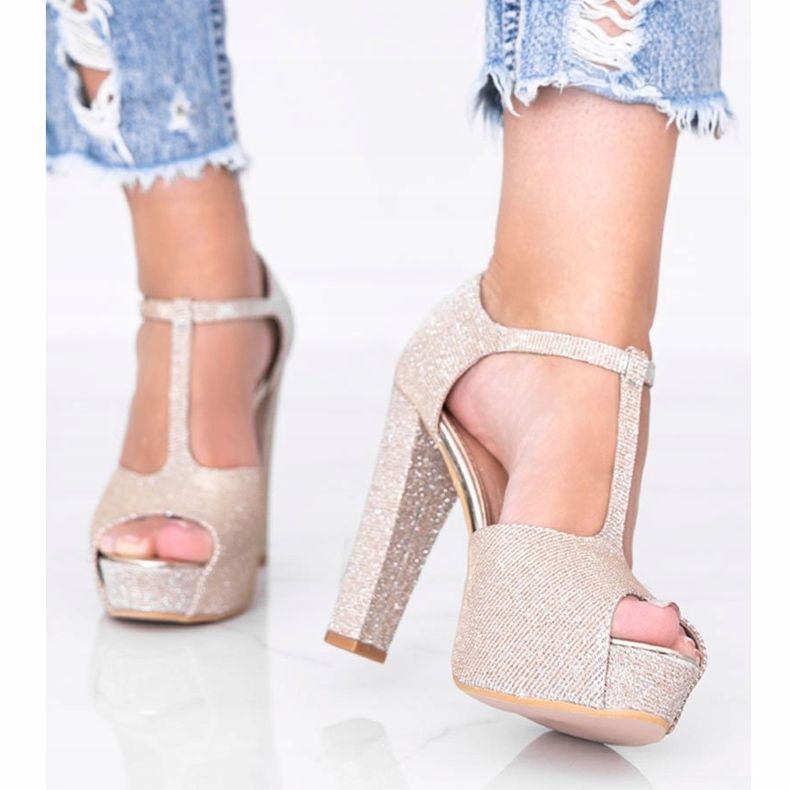 Kiiltävät kultapumput Elissa -pylväässä kultainen 1