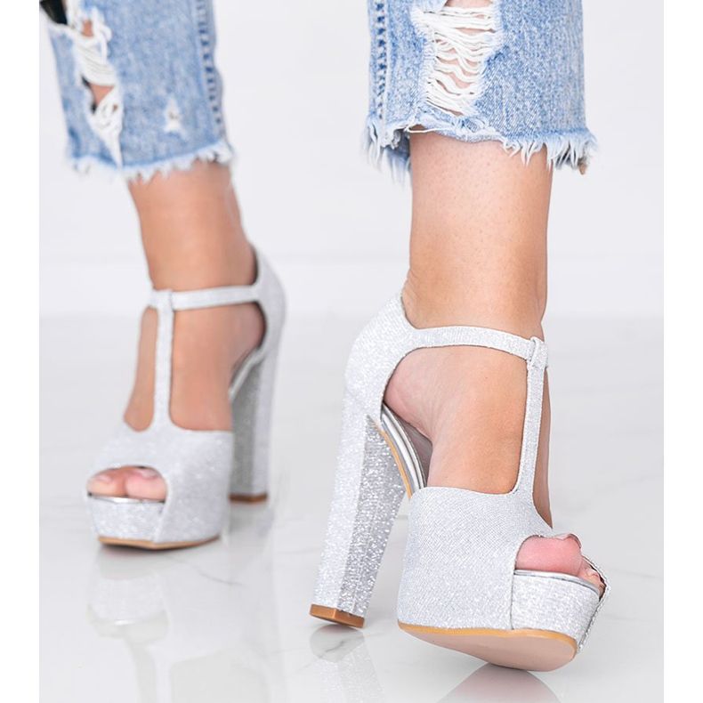 Kiiltävät hopeapumput Elissa -pylväässä 1