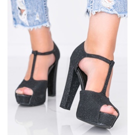 Kiiltävät mustat pumput Elissa -pylväässä 1