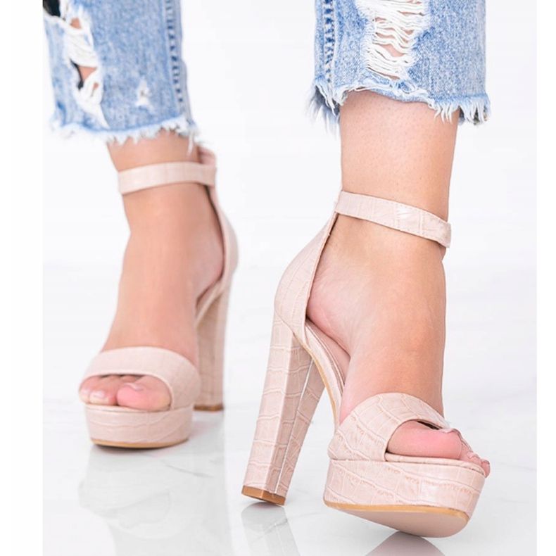 Beige sandaalit Avilan krokotiilin ihon aiheessa 1