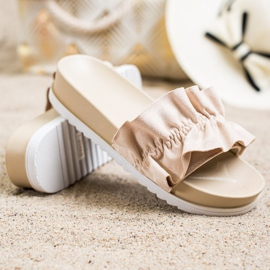 SHELOVET Beige tossut alustalla 1