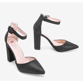 Musta kiiltävä pumppu Milan postauksessa 1