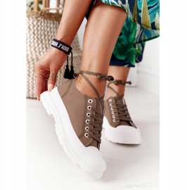 Naisten lenkkarit vihreällä matkalla 2