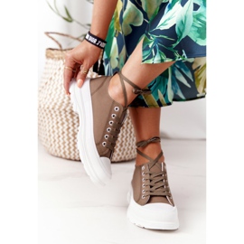 Naisten lenkkarit vihreällä matkalla 1