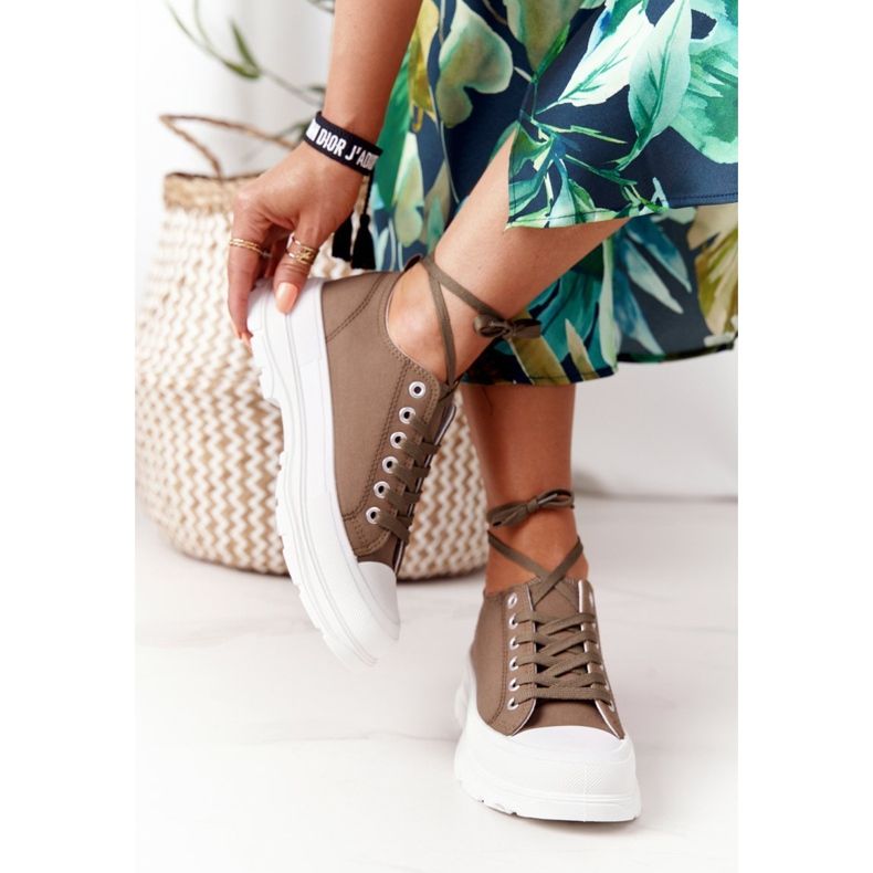 Naisten lenkkarit vihreällä matkalla 1