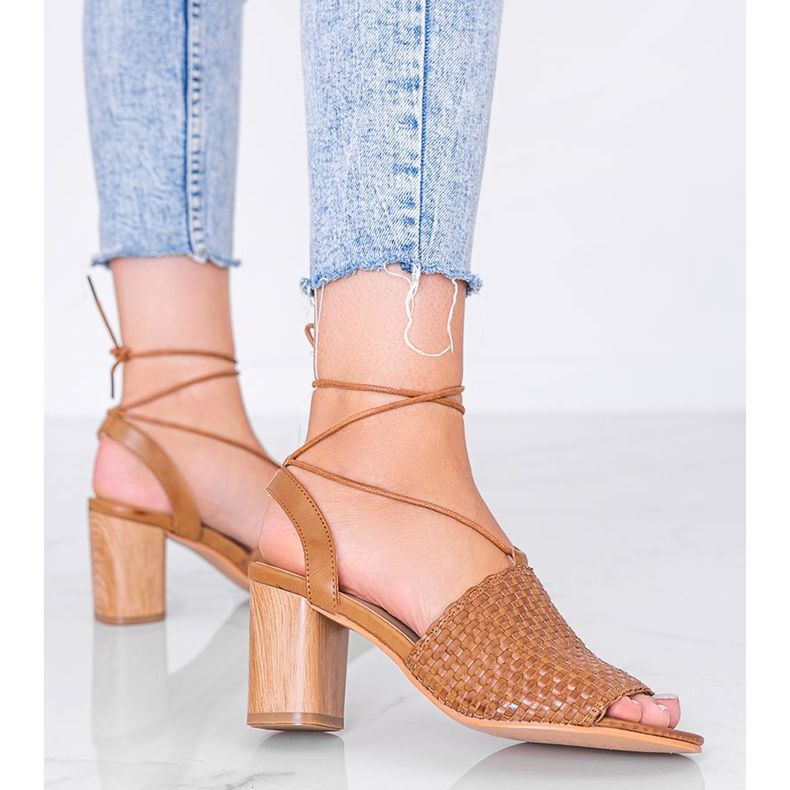 Ruskeat punotut sandaalit Estrella -pylväässä 1