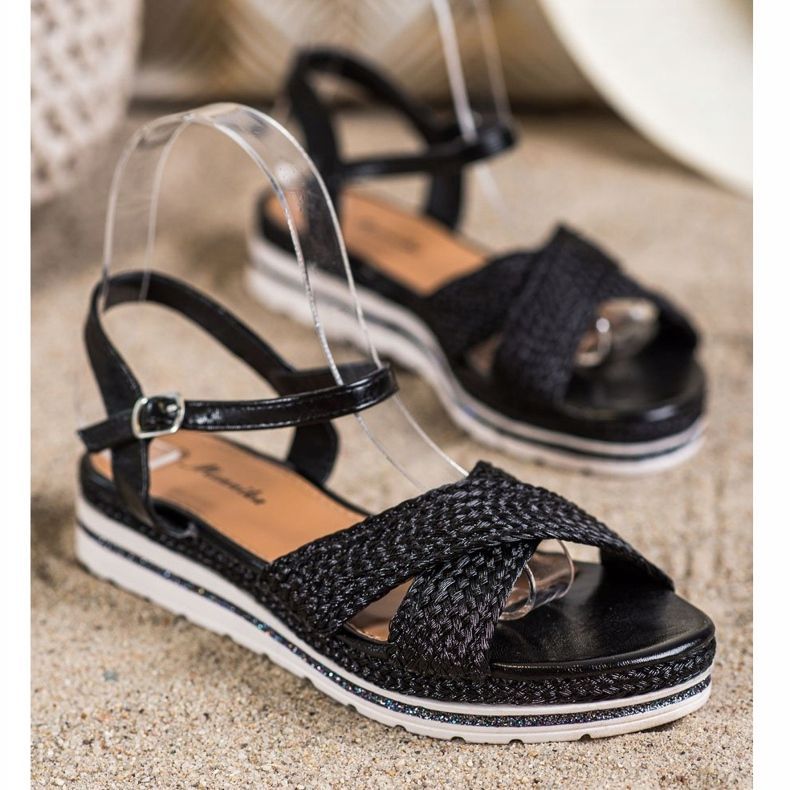 Mannika Mustat sandaalit alustalla 1