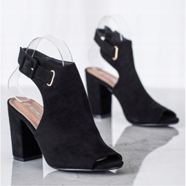 Bestelle Suljetut sandaalit soljella musta 1