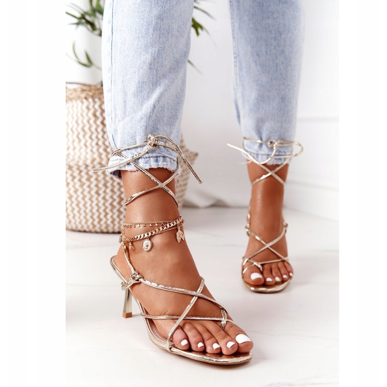 PS1 Sidotut sandaalit korkealla kantapäällä, jossa neliömäinen varvas kultainen kiitotie 1