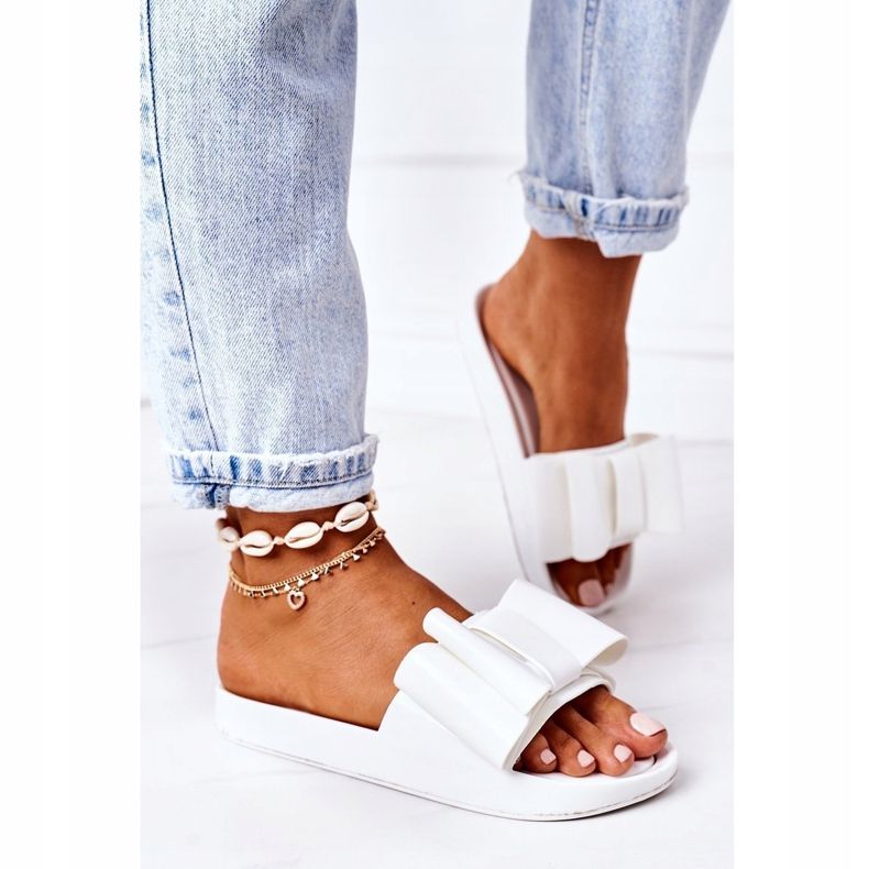 Kumiset varvastossut valkoisella huhtikuun jousella valkoinen 2