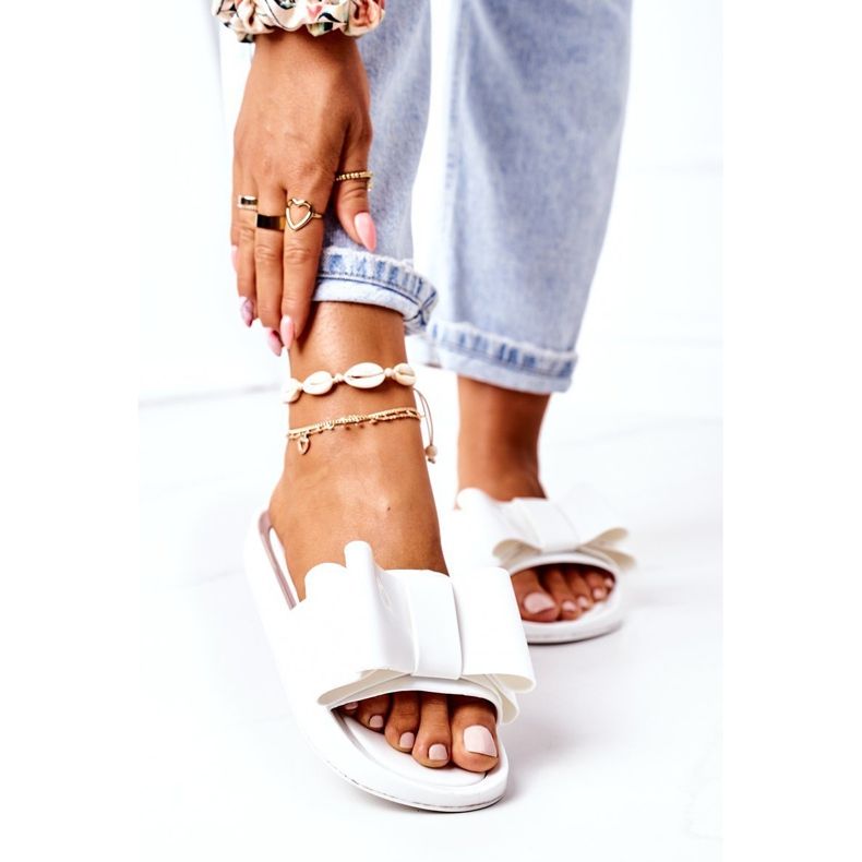 Kumiset varvastossut valkoisella huhtikuun jousella valkoinen 1