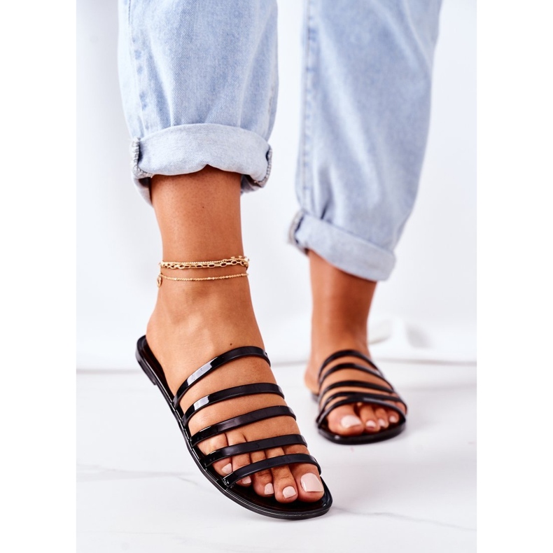 Litteät kumitossut, musta matka kanssani 1