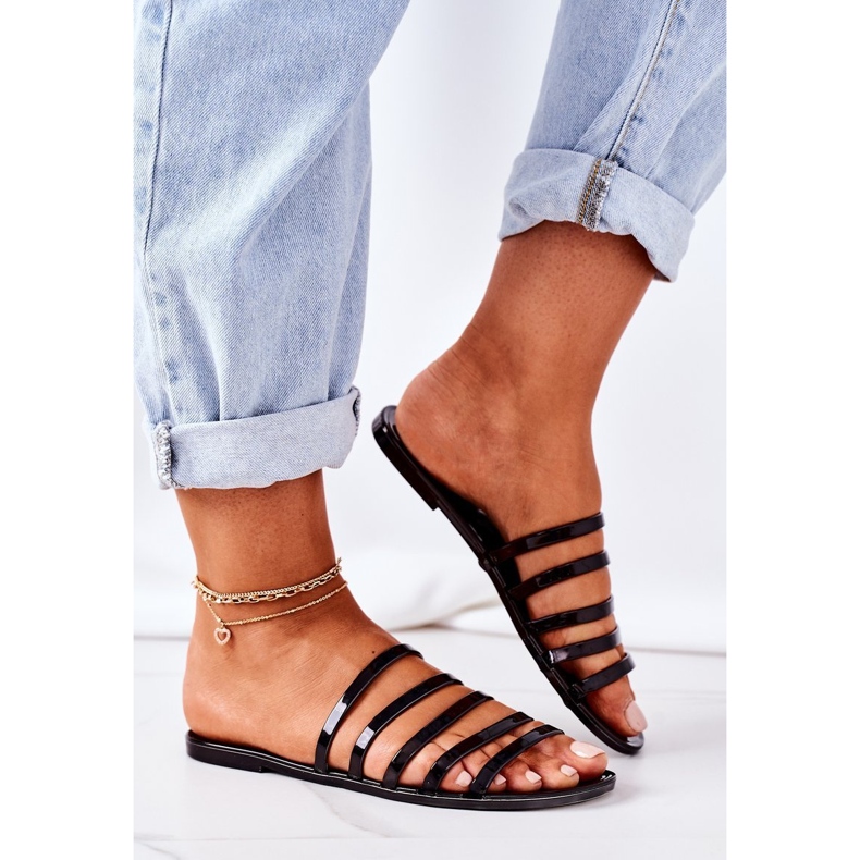 Litteät kumitossut, musta matka kanssani 2