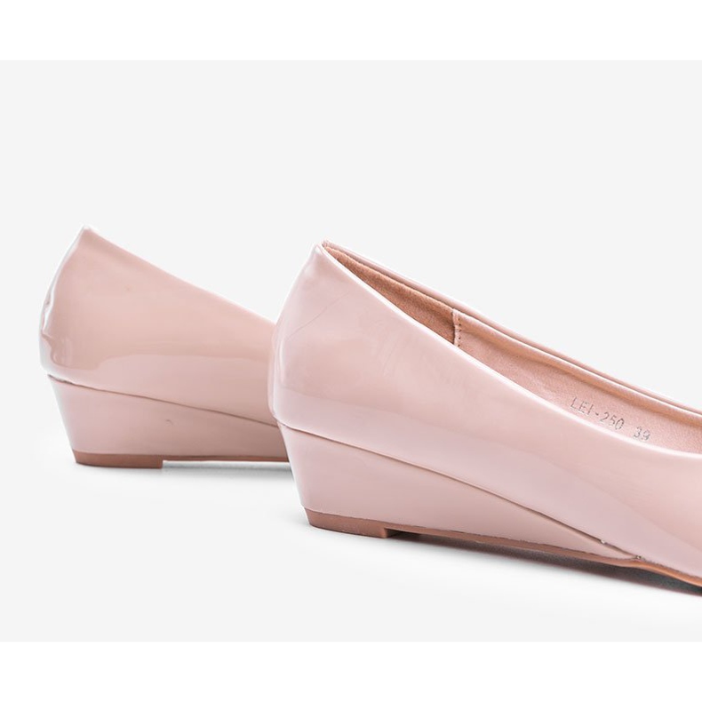 Beige pumput matalalla kiilakorolla Chantal 1