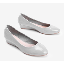 Harmaat pumput Chantalin matalassa kiilamaisessa kantapäässä 2