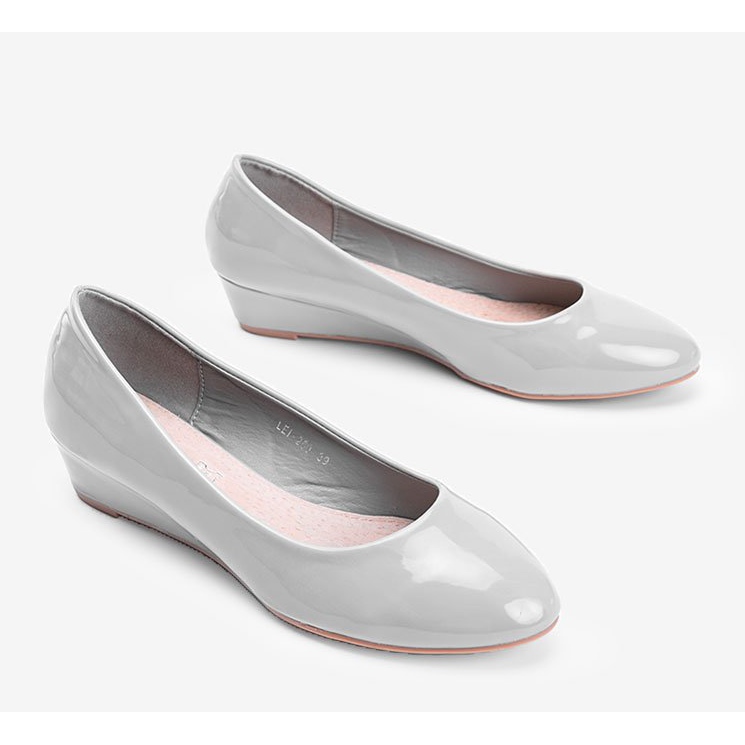 Harmaat pumput Chantalin matalassa kiilamaisessa kantapäässä 2