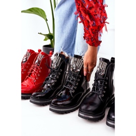 Lakatut lämpimät työntekijät mustalla huomion kuutiometrillä 2