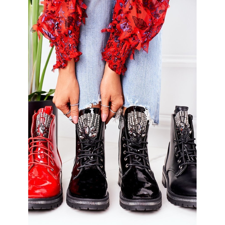 Lakatut lämpimät työntekijät mustalla huomion kuutiometrillä 1