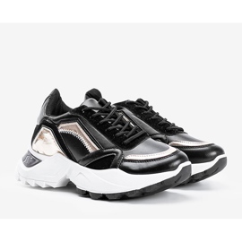 Gordanin mustat tennarit, joissa metallinen lisäosa 1