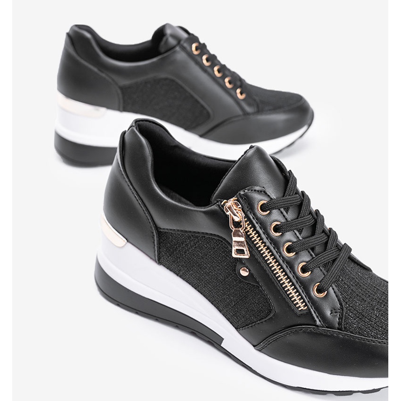 Mustat kiiltävät lenkkarit Moment -kiilassa 2