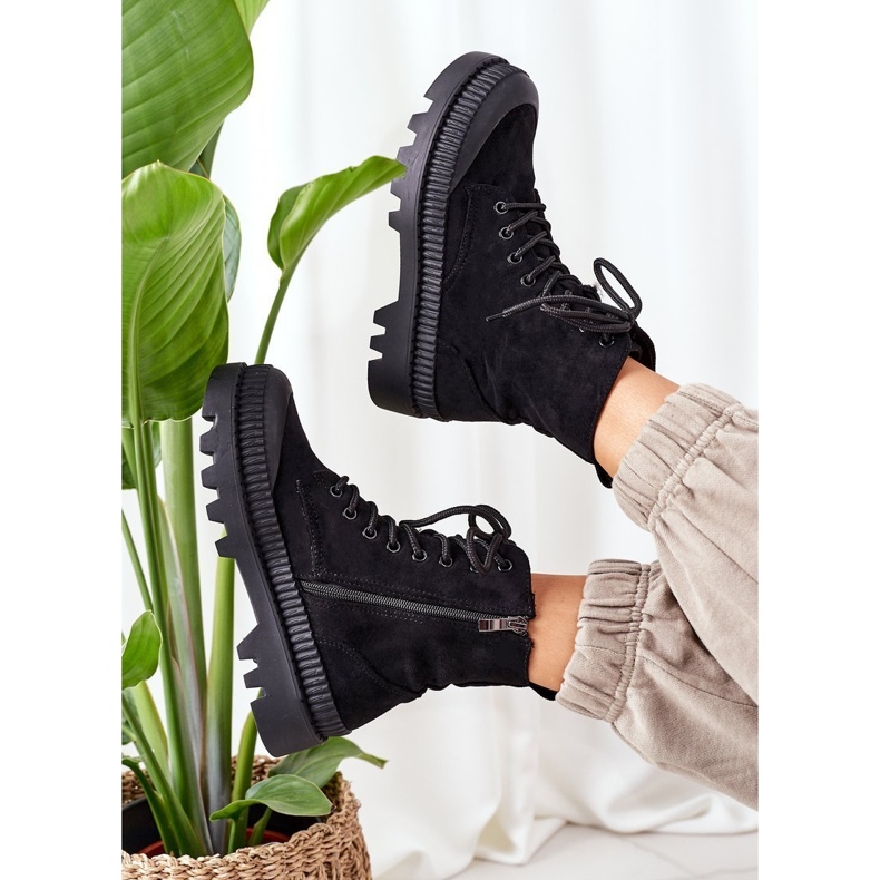 PV1 Mokkatyöntekijät mustalla alustalla Here I Am 1