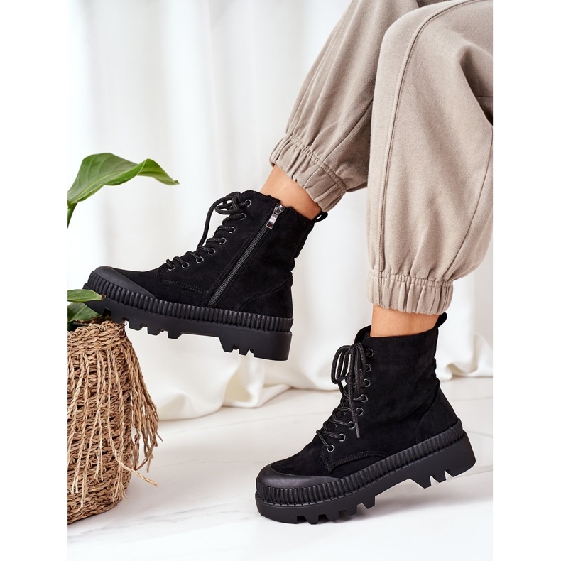 PV1 Mokkatyöntekijät mustalla alustalla Here I Am 2