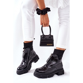 Korkeat saappaat massiivisella mustalla Chicago -alustalla 2