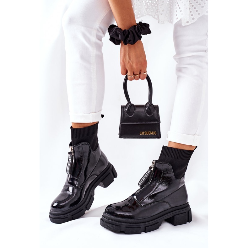 Korkeat saappaat massiivisella mustalla Chicago -alustalla 2