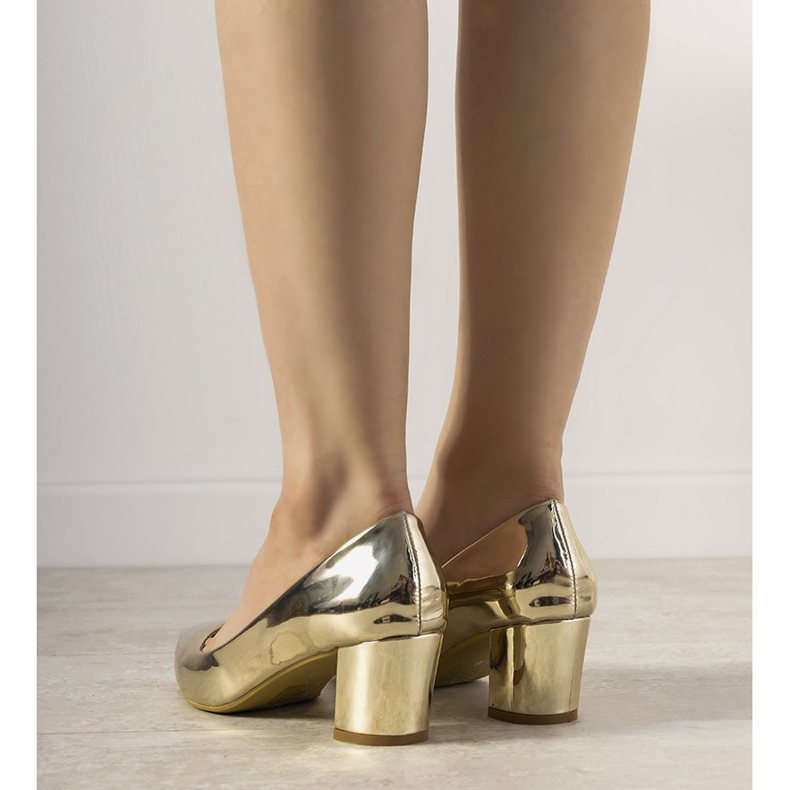 Kultapumput Harye -pylväässä kultainen 2