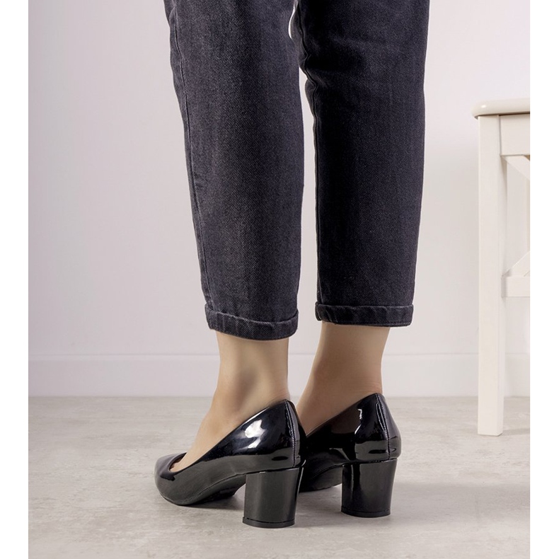 Mustat pumput Harye -pylväässä 1