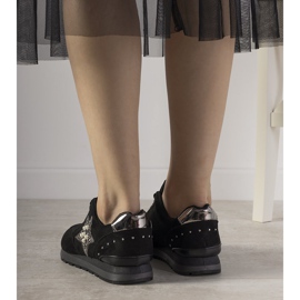 Mustat urheilukengät, joissa on viivainnapit 1