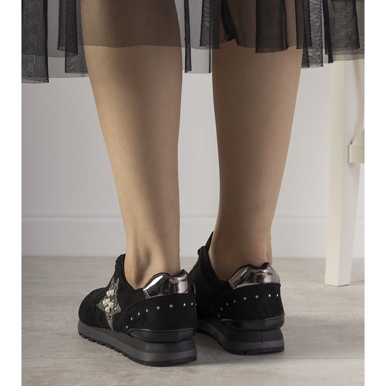 Mustat urheilukengät, joissa on viivainnapit 1