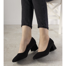 Mustat pumput aina postissa 1