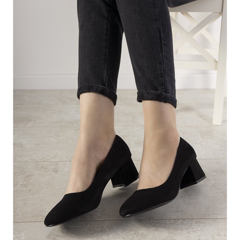 Mustat pumput aina postissa 1