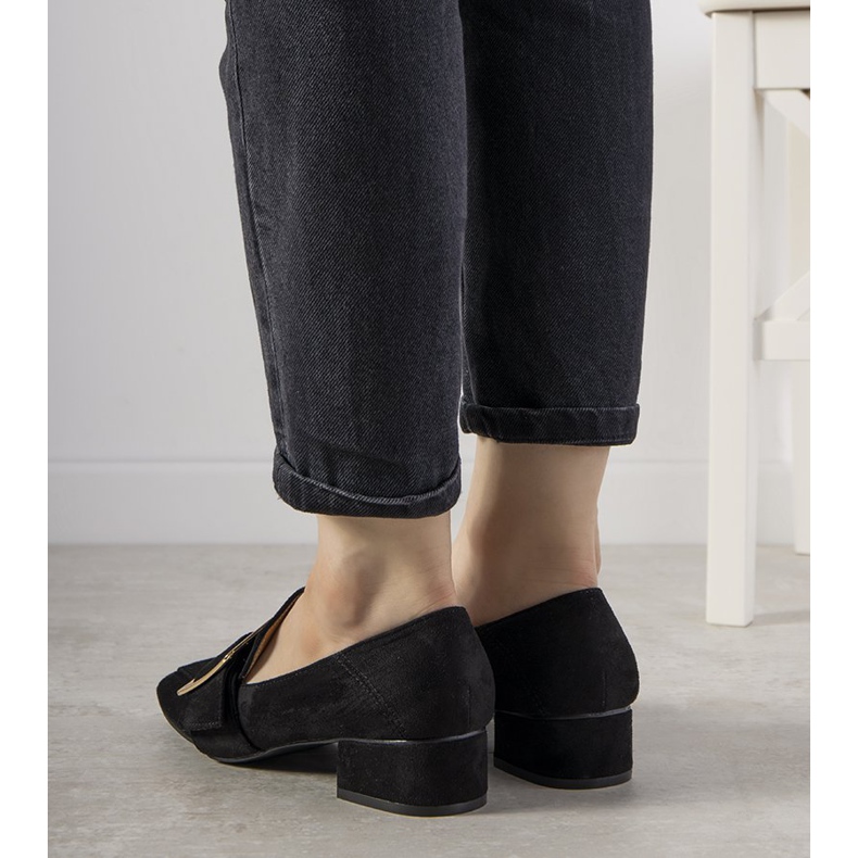 Mustat pumput pylväässä, jossa on seuraava solki 1